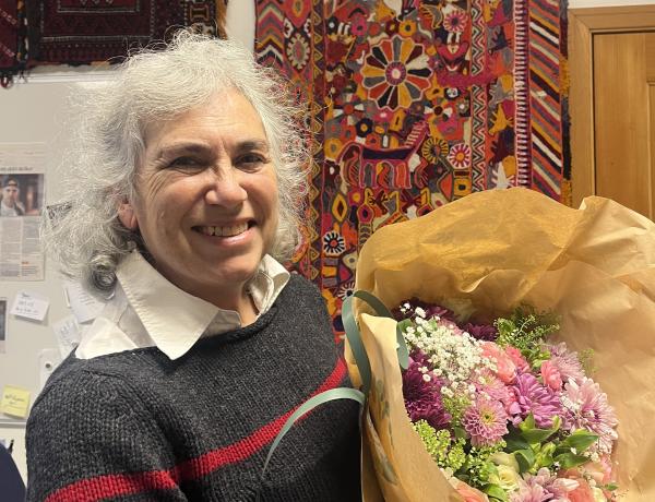 Professor Rania Maktbai med blomsterbuketten hun fikk for årets artikkel i Tidsskrift for kjønnsforskning