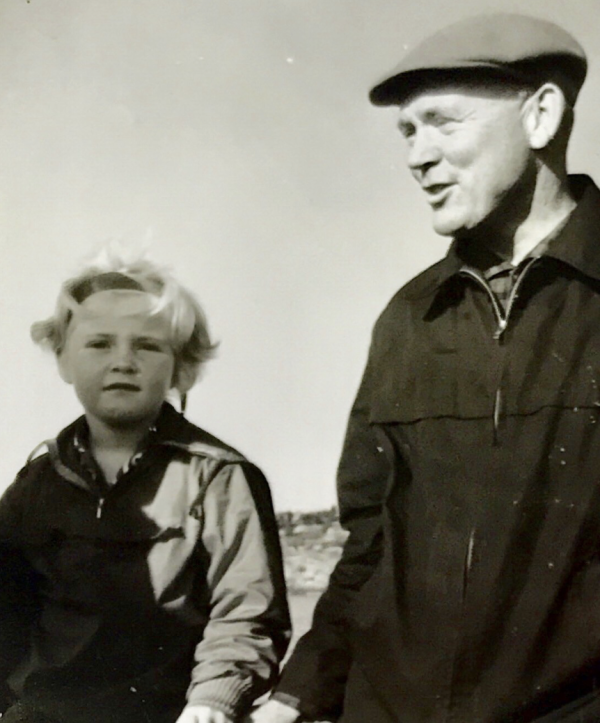 Marit Halvorsen som liten sammen med faren